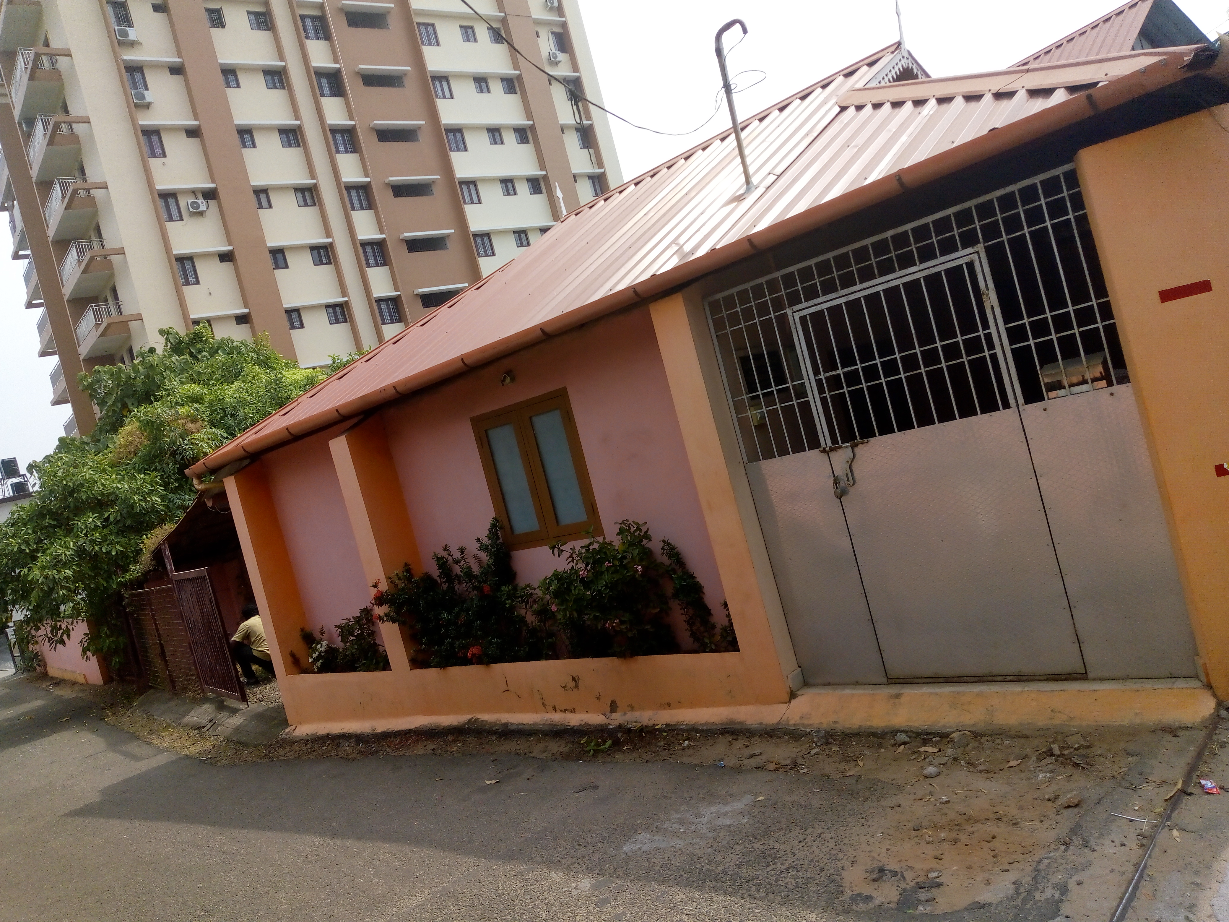 5.25 cent Plot with Building For Sale on Eroor Main Road,Tripunithura.